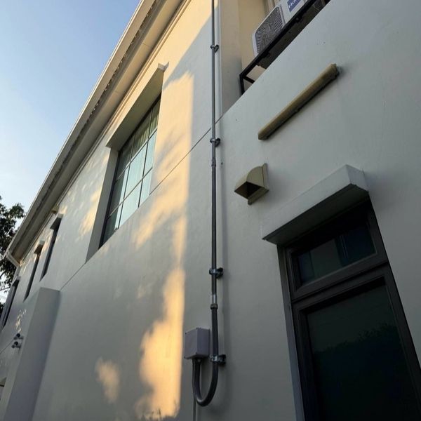 เดินท่อร้อยสายไฟภายนอก IMC และติดตั้งโซล่าเซลล์บ้านกับ GEE Solar