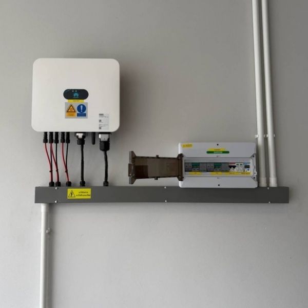 เดินท่อร้อยสายไฟภายใน uPVC และติดตั้งโซล่าเซลล์บ้านกับ GEE Solar