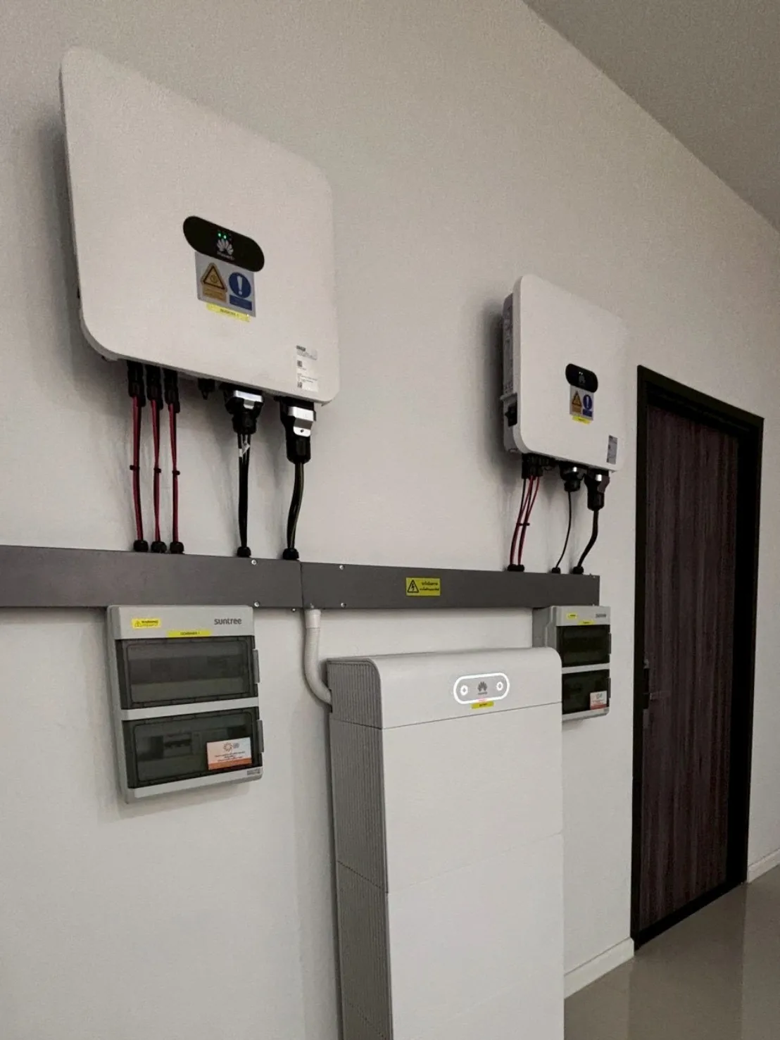 GEE Solar ติดตั้งระบบแบตเตอรี่ Huawei SmartGuard พร้อมตู้ไฟ